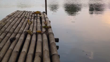 balsa de bambú junto al lago por la tarde