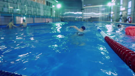 piscina y nadador durante el entrenamiento. entrenamiento de atletas en la piscina