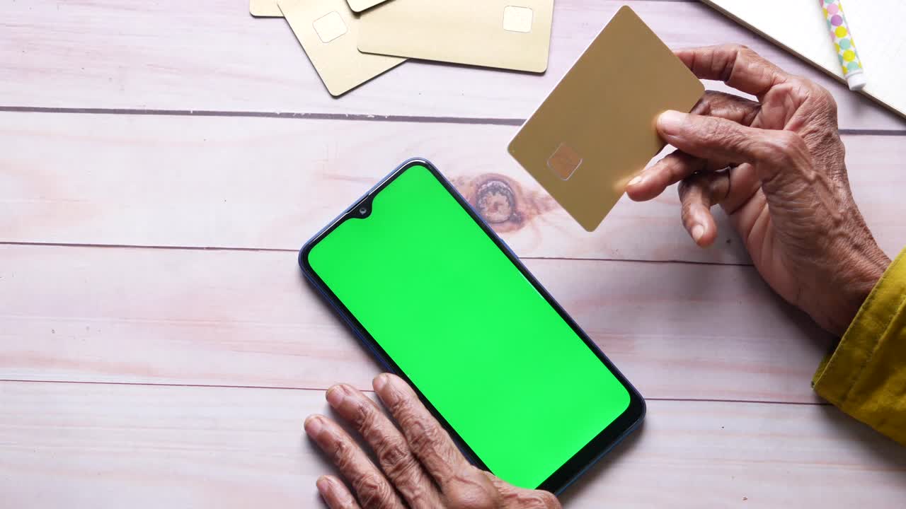 persona anziana che utilizza uno smartphone per il pagamento mobile