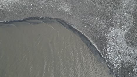 Nahaufnahme-Von-Wellen,-Die-Am-Strand-Stagnieren