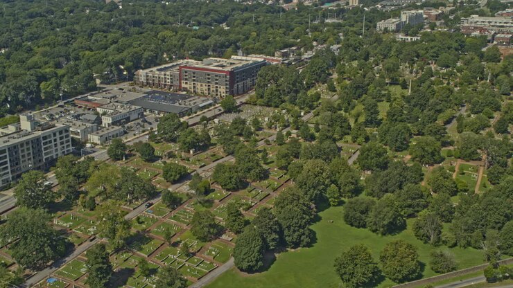 Atlanta, Georgia. Ripresa aerea v701 con panoramica a destra di Oakland Cemetery e dello skyline - DJI Inspire 2, X7, 6k - Agosto 2020