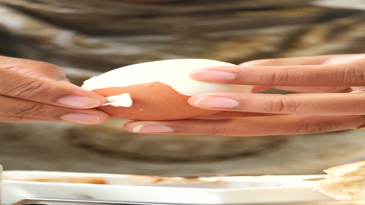 손으로 단단히 인 달을 어내는