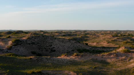 Karge,-Trockene,-Trockene-Landschaft-Mit-Rotem-Schmutz,-Grasland-Und-Blauer-Himmel-In-Der-Mongolei,-Drohnenstoß
