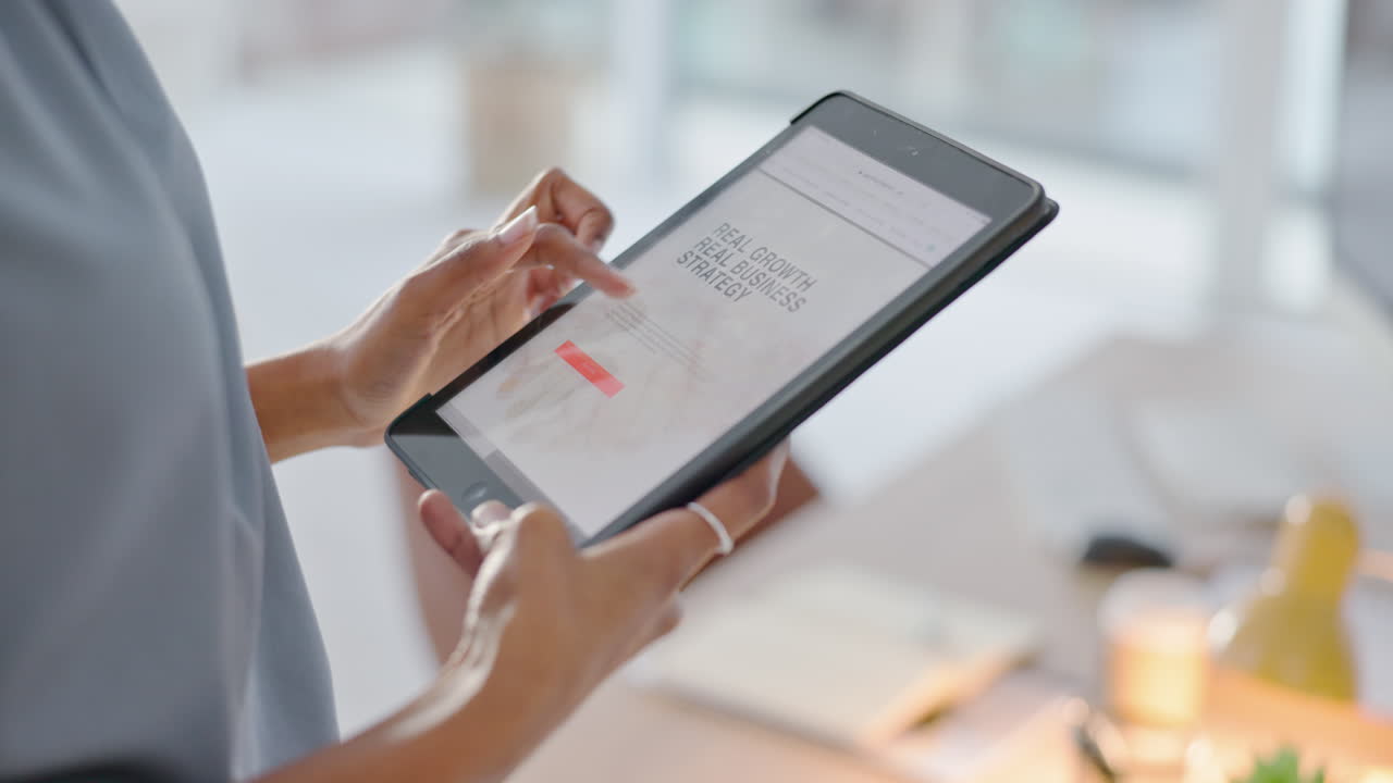 tableta, manos y sitio web con una mujer de negocios