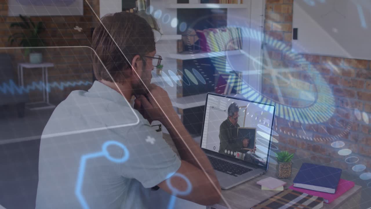 animación de escaneo de alcance y procesamiento de datos sobre empresario caucásico usando portátil