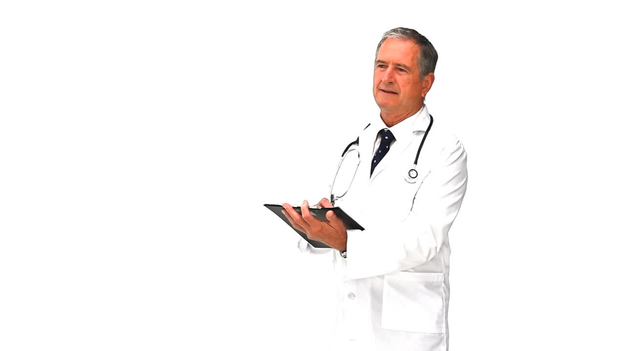 Medico anziano che prende appunti