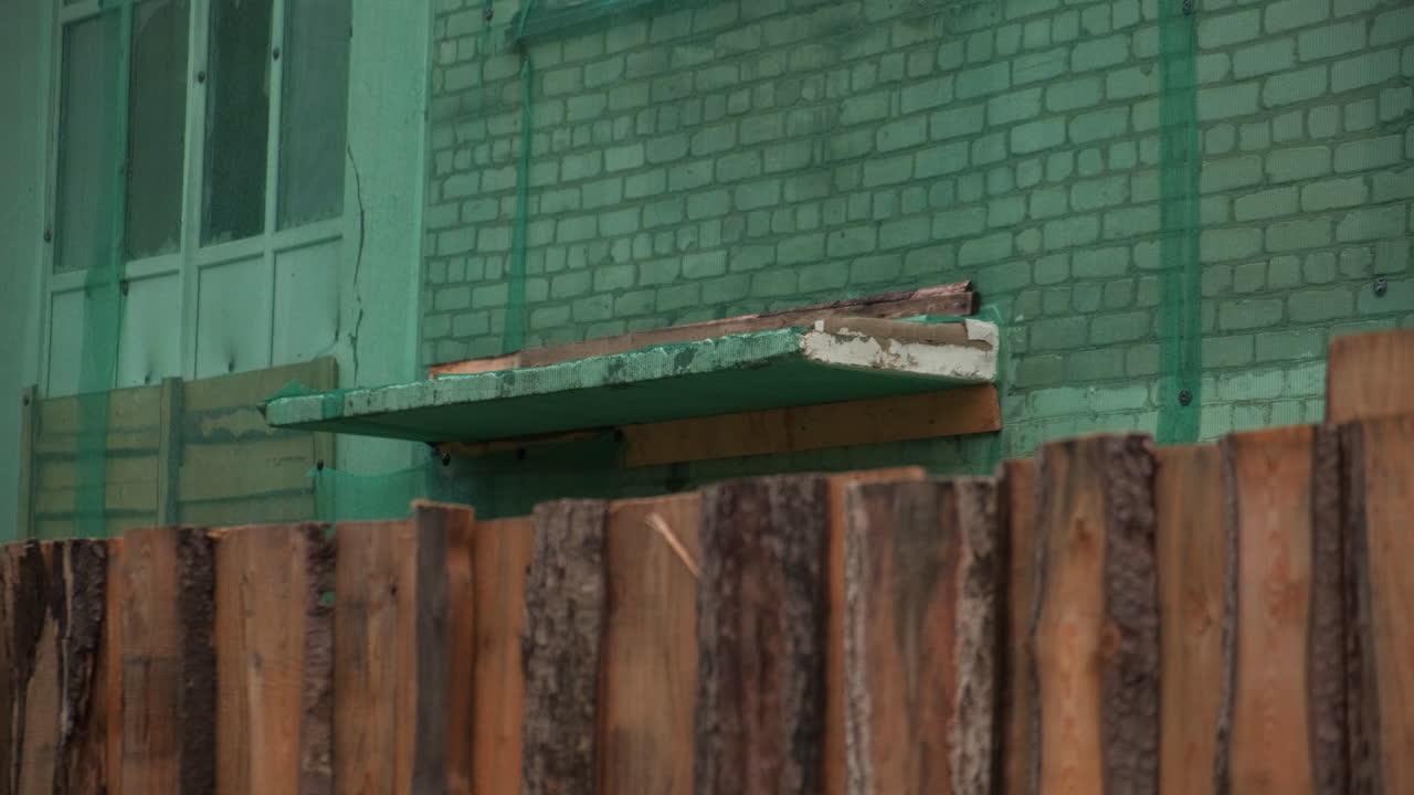 건축 스카포딩과 목조 울타리를 가진 외부 건물