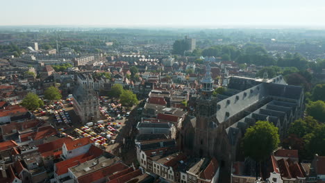 vista aérea del famoso mercado de quesos en las afueras del antiguo ayuntamiento de gouda en países bajos