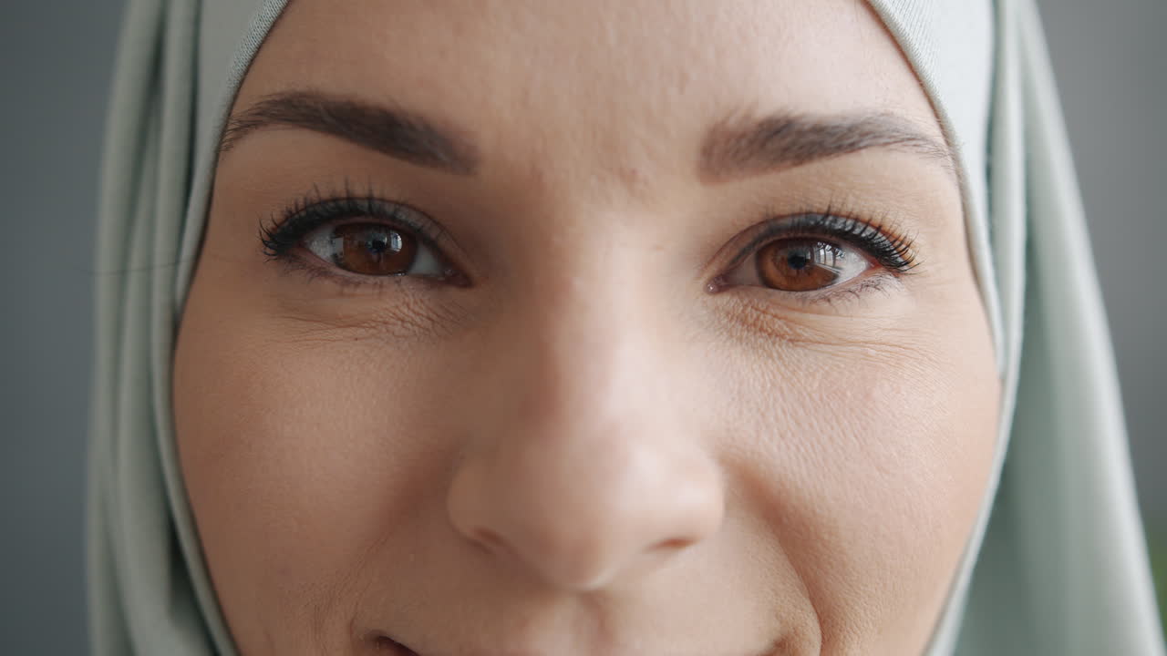 retrato en primer plano de una mujer con hijab