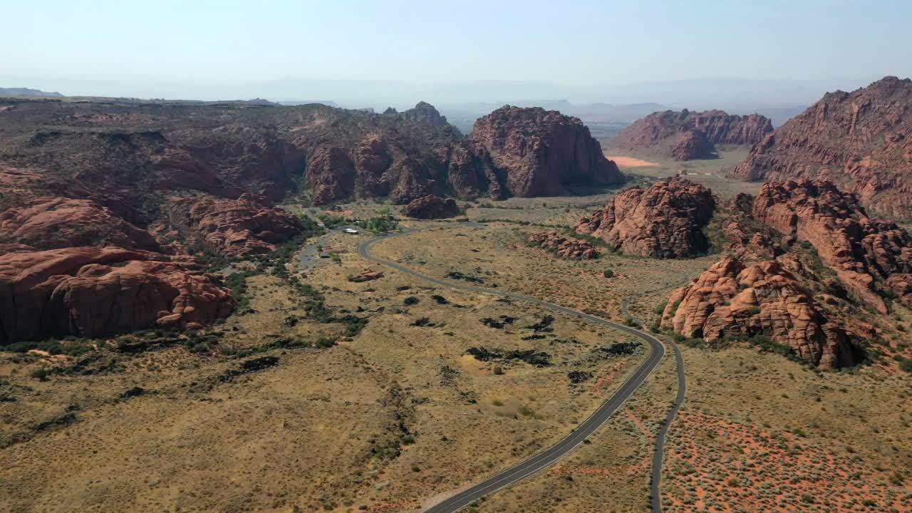 paso elevado de roca roja en los desiertos de utah con carretera aislada