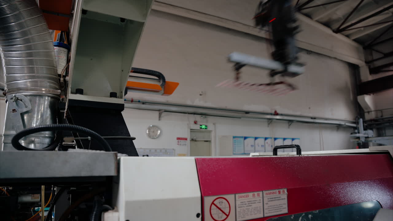 braccio robotico che esegue compiti ripetitivi in una fabbrica cinese