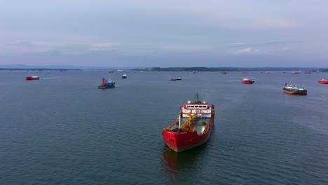 Petroleros-Y-Buques-De-Transporte-Frente-A-La-Costa-De-Balikpapan-Al-Atardecer-En-Kalimantan,-Indonesia