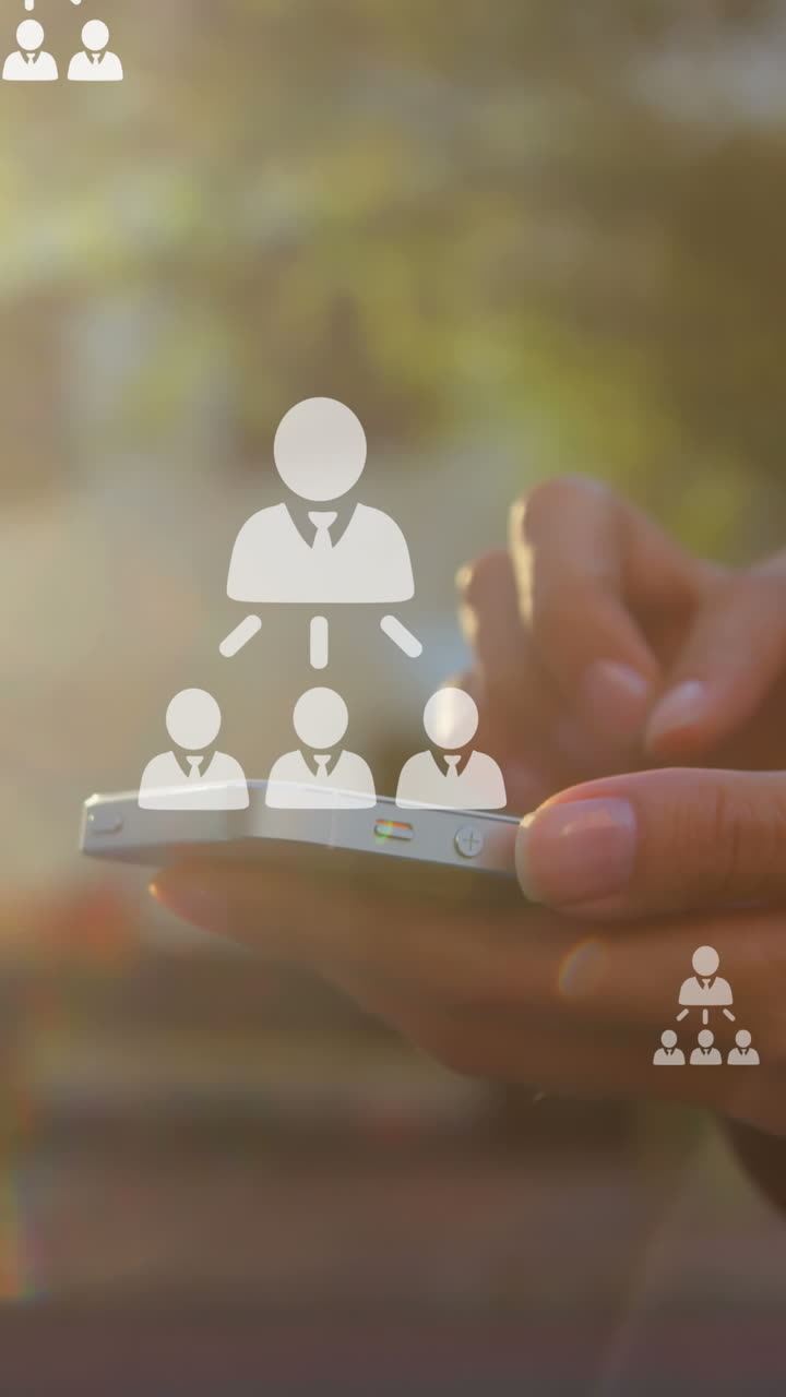 animación de iconos de usuario sobre las manos de una mujer caucásica que usa un teléfono inteligente en la ciudad