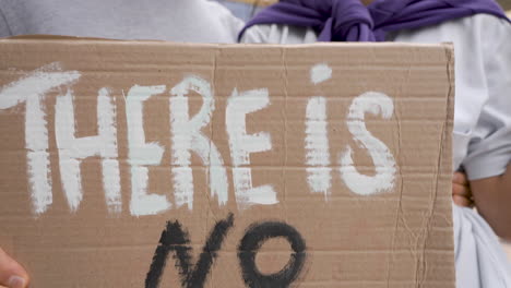 cuple besándose durante una protesta 1