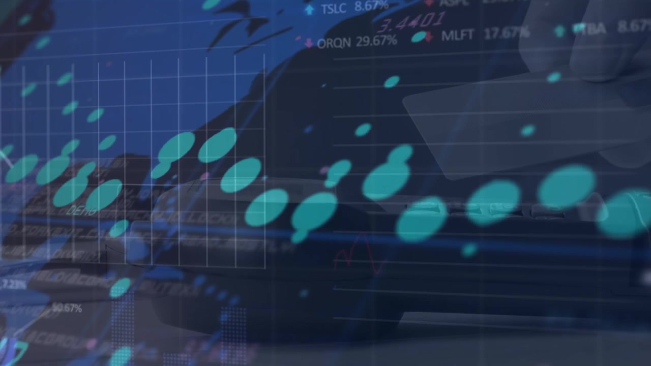 Animazione di elaborazione dati e mappa del mondo su un uomo caucasico che paga con carta di credito.
