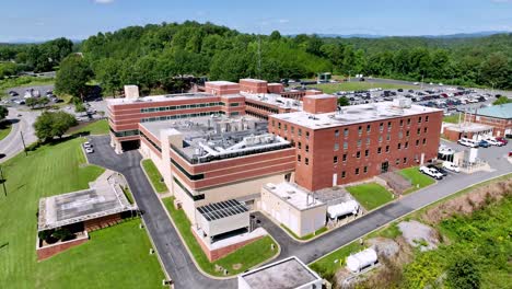 centro médico wilkes, atrium health, hospital bautista de carolina del norte aerial