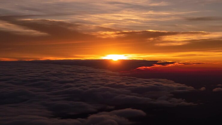 Vista aerea mozzafiato del tramonto sopra un mare di nuvole