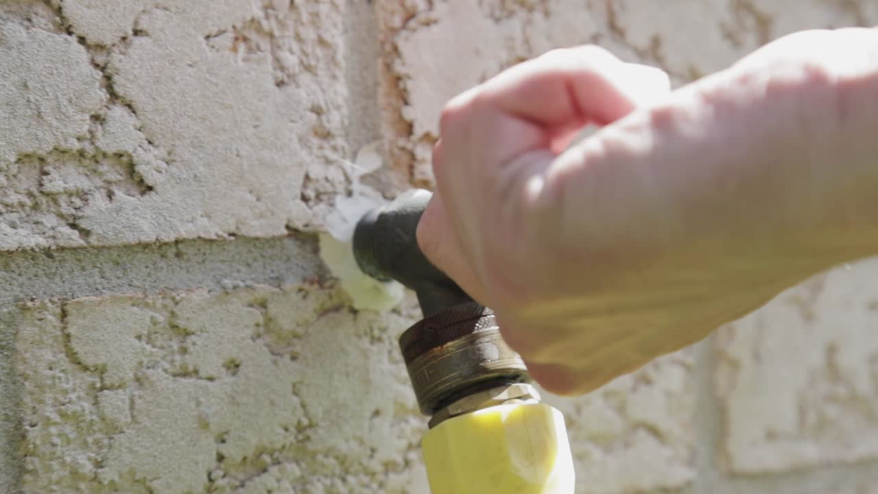 girando el grifo en el sentido de las agujas del reloj - primer plano