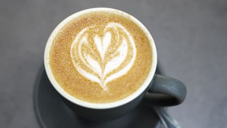 cerca de una taza de café preparada en un café