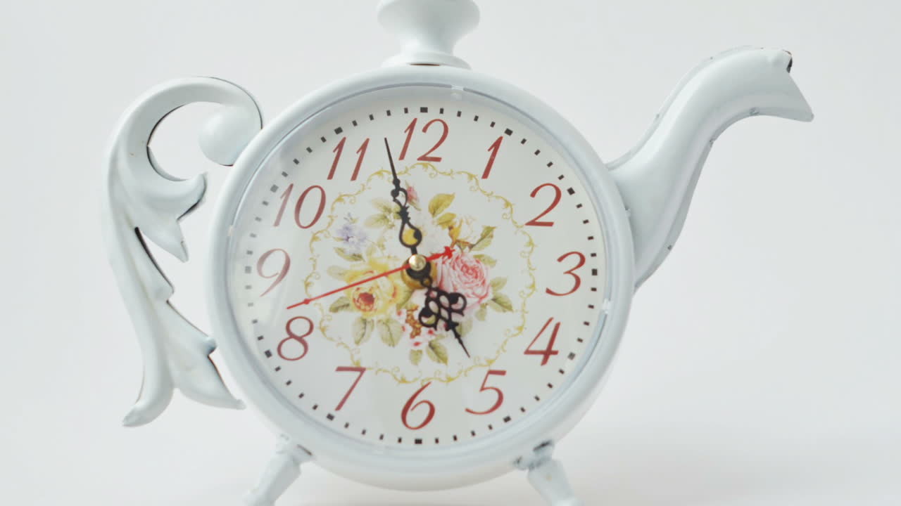 È l'ora del tè. Le cinque. Ripresa in time-lapse.