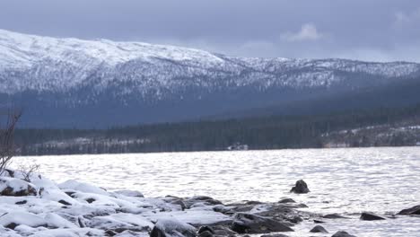 Lapso-De-Tiempo-Del-Lago-Nórdico-Y-El-Paisaje-Congelado-En-Hemavan-tarnaby,-En-Suecia---Plano-General-De-ángulo-Bajo