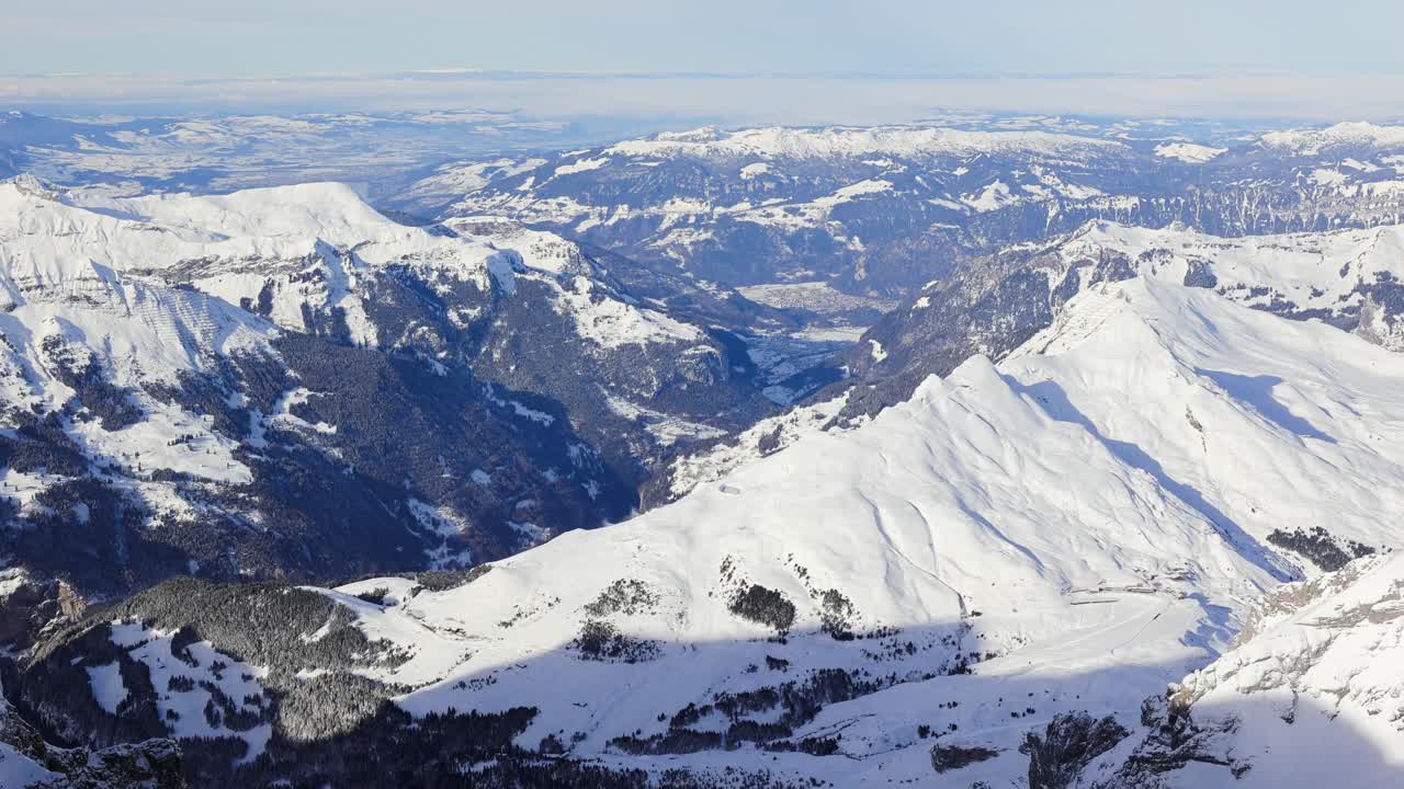 Panoramica del magnifico ghiacciaio della Jungfrau nelle Alpi dall'Osservatorio della Sfinge