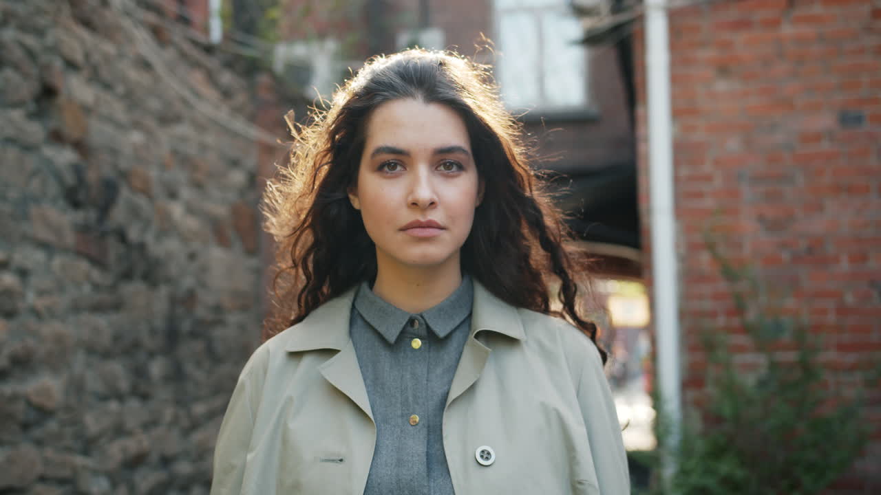 retrato de una mujer en la ciudad