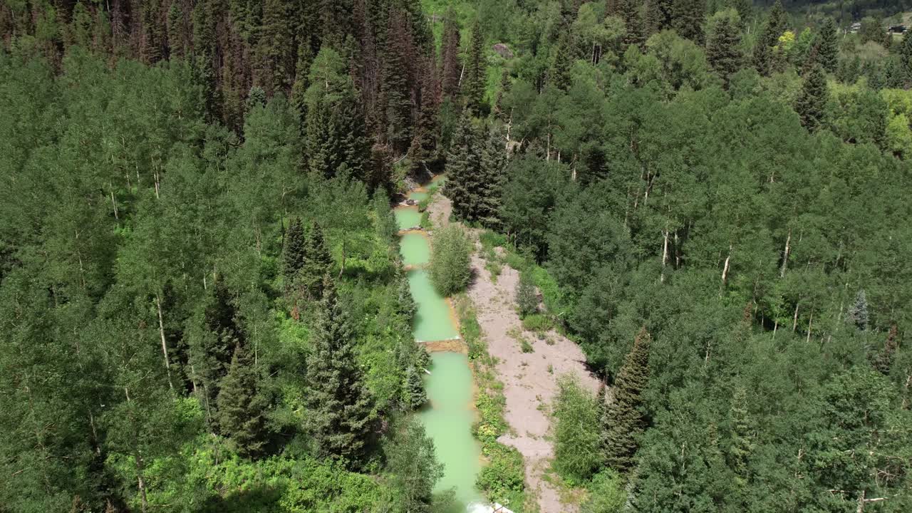 vista aérea del valle de teluro, coníferas verdes y agua turquesa en piscinas, colorado, ee.uu.
