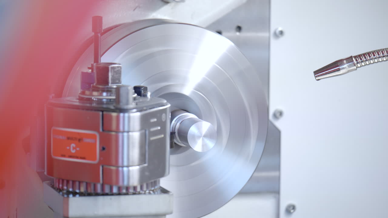 cnc 선반은 점차 개별 금속 부품에 접근합니다.