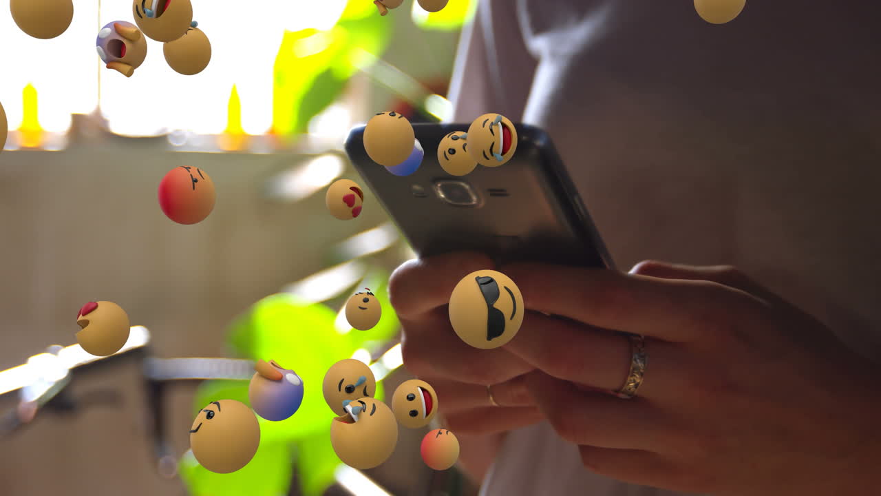 iconos de emoji con una mujer usando un teléfono inteligente en el fondo 4k