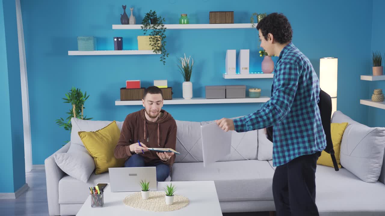 기쁜 소식을 가지고 집으로 돌아온 남동생은 큰 동생과 함께 기 ⁇ 합니다.