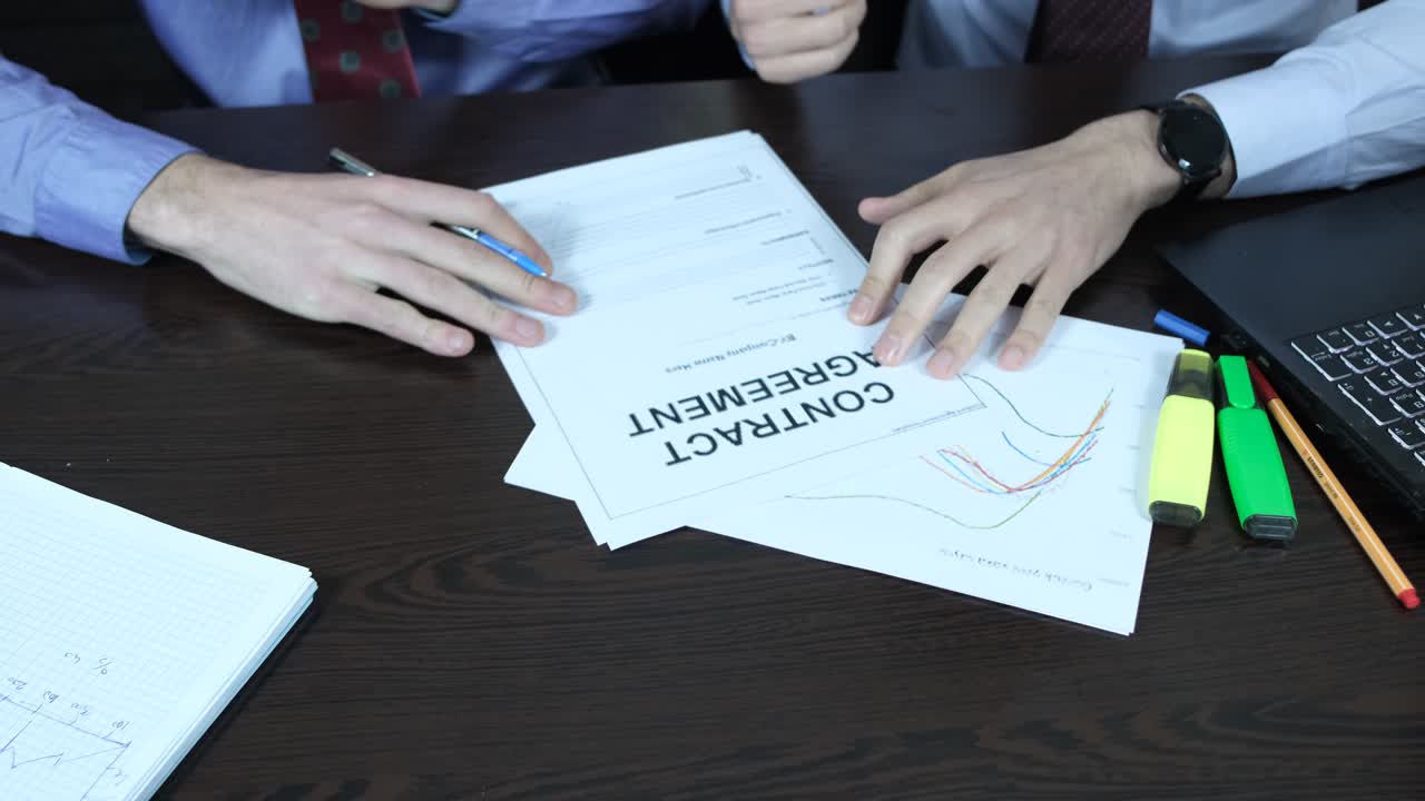 계약서 에 서명 하는 사업가