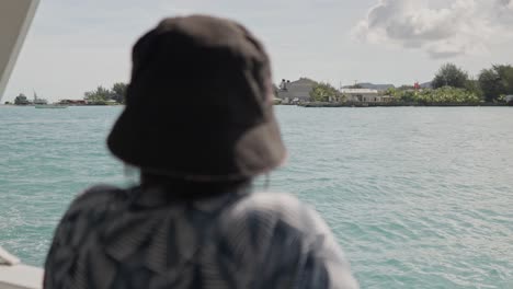 Mädchen-Mit-Fischerhut-Genießt-Den-Blick-Auf-Das-Meer