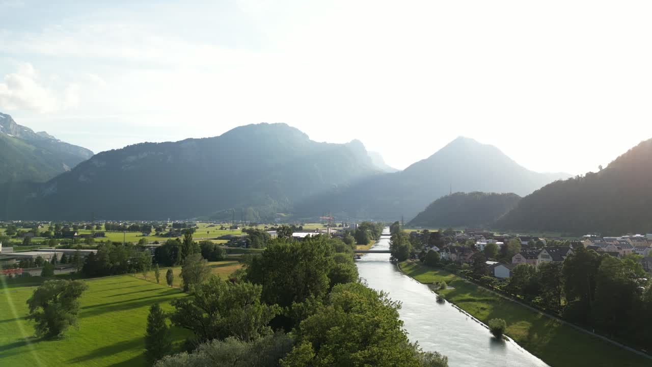 río que conduce al lago walensee en amden, suiza, paisaje de montañas