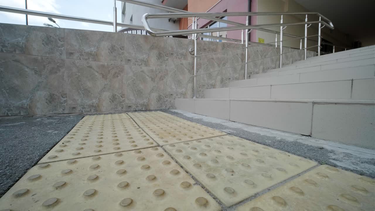 las baldosas táctiles instaladas delante de los escalones proporcionan orientación y asistencia a las personas con discapacidad visual.