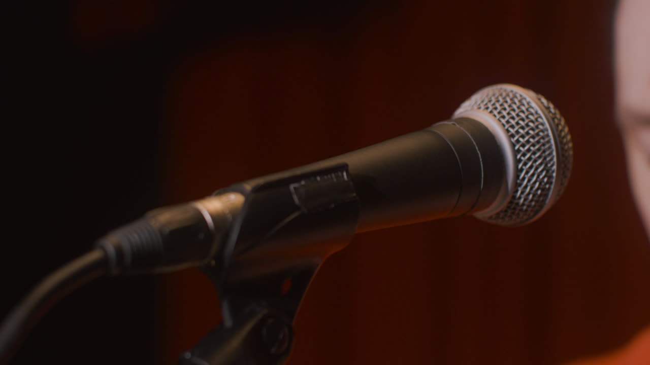 крупный план двух коллег, использующих ноутбук в вестибюле аэропорта, на заднем плане другие пассажиры, ожидающие рейс