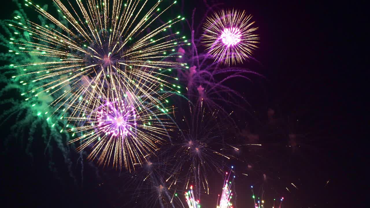 hermosa exhibición de trabajo de fuego colorido por la noche para la celebración en el festival