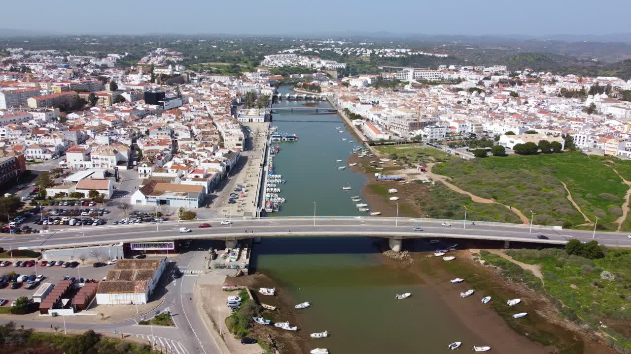 Vista de dron del pueblo de Tavira desde la salida del puerto hacia el mar, Portugal y la costa del Algarve.