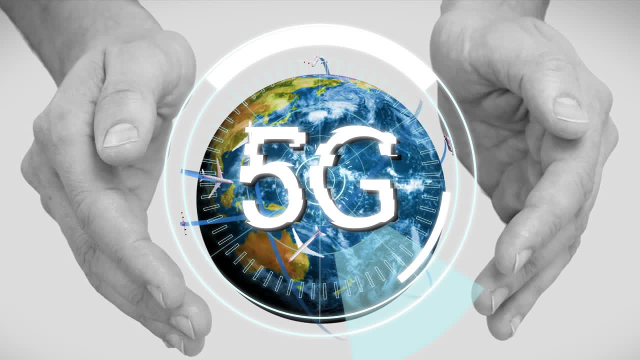 iconos de texto y avión de 5g volando sobre el globo y manos en tazas contra un fondo gris