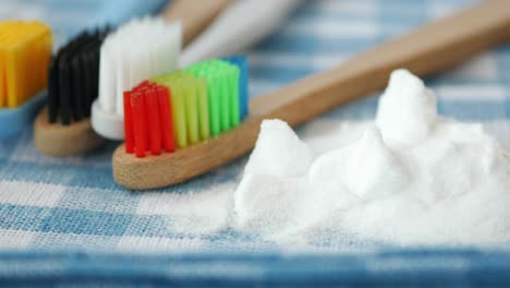 cepillos de dientes y bicarbonato de sodio para la limpieza