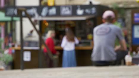 Unscharf-Gestellte-Aufnahme-Junger-Mädchen,-Die-Vom-Kaffeestand-Im-Freien-In-Oxford-Weggehen?