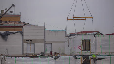 toma de lapso de tiempo del trabajador en el sitio de construcción construir casa contenedor hasta la noche