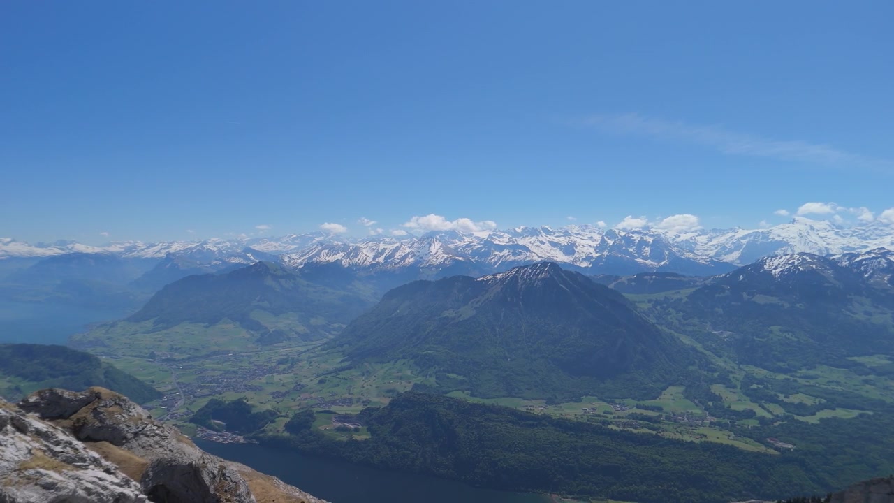 スイスアルプスのピラトゥス山をドローンで捉えた映像。壮大なアルプスの峰々、美しい景観、パノラマの絶景が広がります。