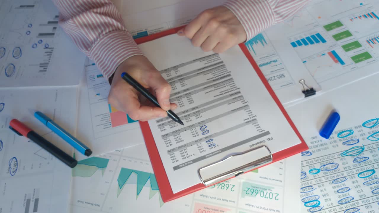 el auditor examina el informe financiero