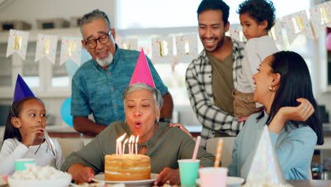 cumpleaños, fiesta y una mujer mayor