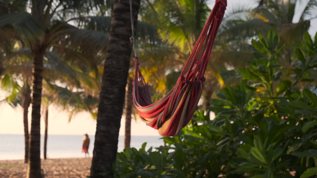 una hamaca de playa relajante al amanecer
