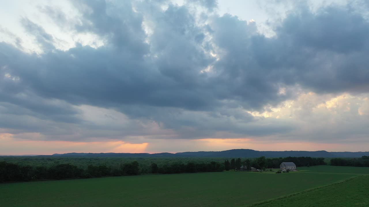 paisaje rural al atardecer con nubes de tormenta