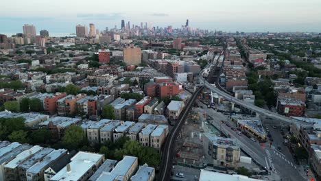 Metro-De-Chicago-Vías-Del-Tren-Caminos-Horizonte-Puesta-De-Sol-Establecimiento-Toma-Transporte-Tarde-Puesta-De-Sol-Tráfico-Del-Centro-De-La-Ciudad-4k-60fps