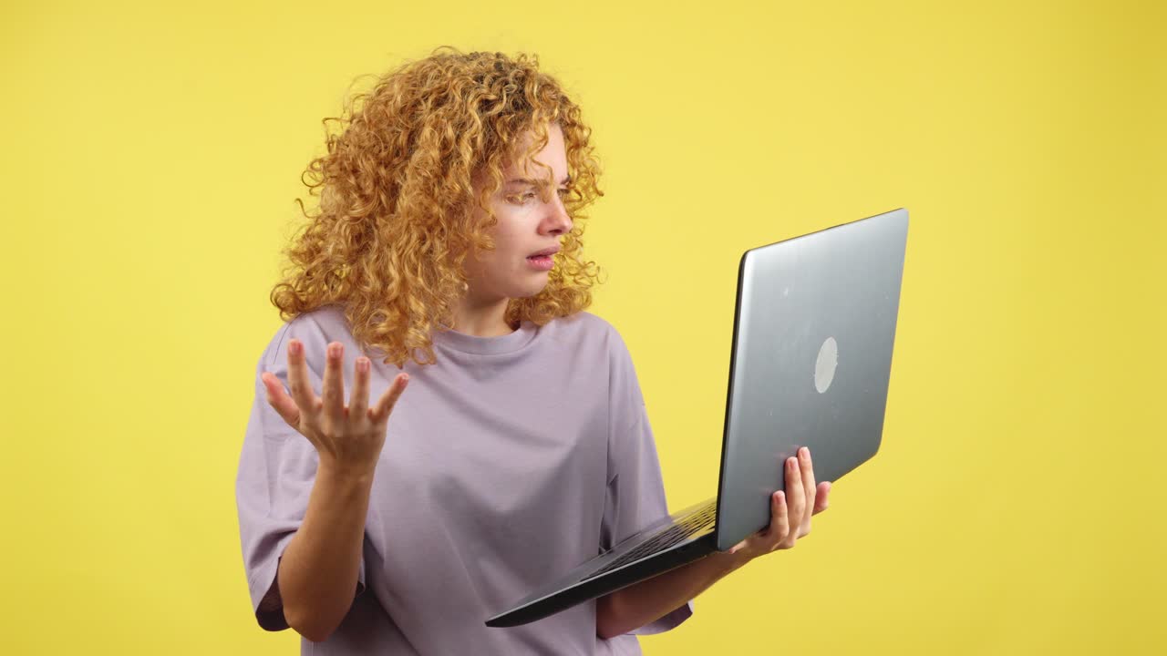 mujer confundida usando una computadora portátil