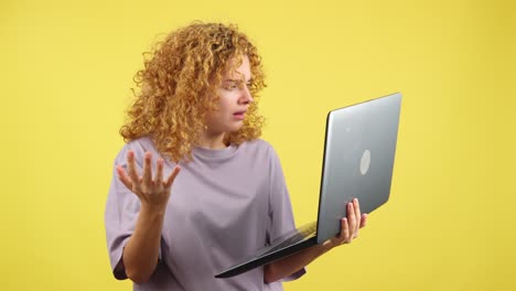 mujer confundida usando computadora portátil